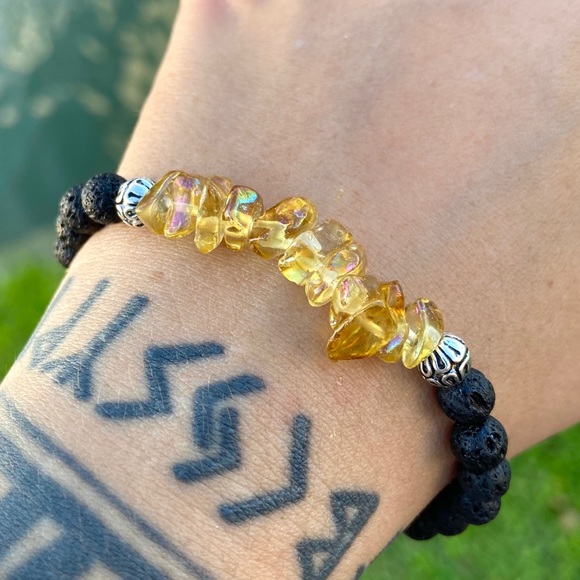 π΄ Yellow iridescent crystal glass + lava rock beads bracelet - Picture 4 of 15